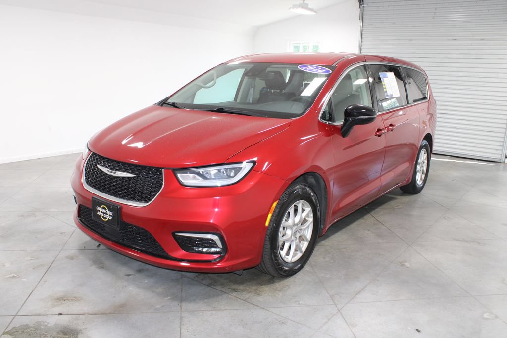 Used 2024 Chrysler Pacifica Touring-L FWD image 5