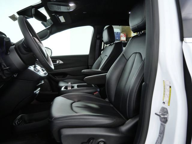 Used 2025 Chrysler Pacifica Select image 17
