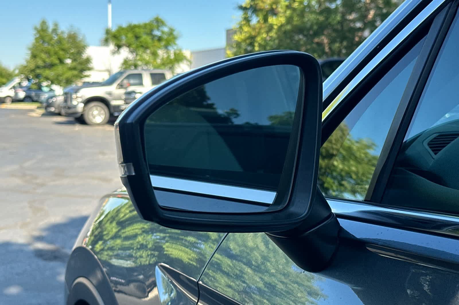 Used 2020 Volkswagen Tiguan SE w/ Panoramic Sunroof Package FWD image 8