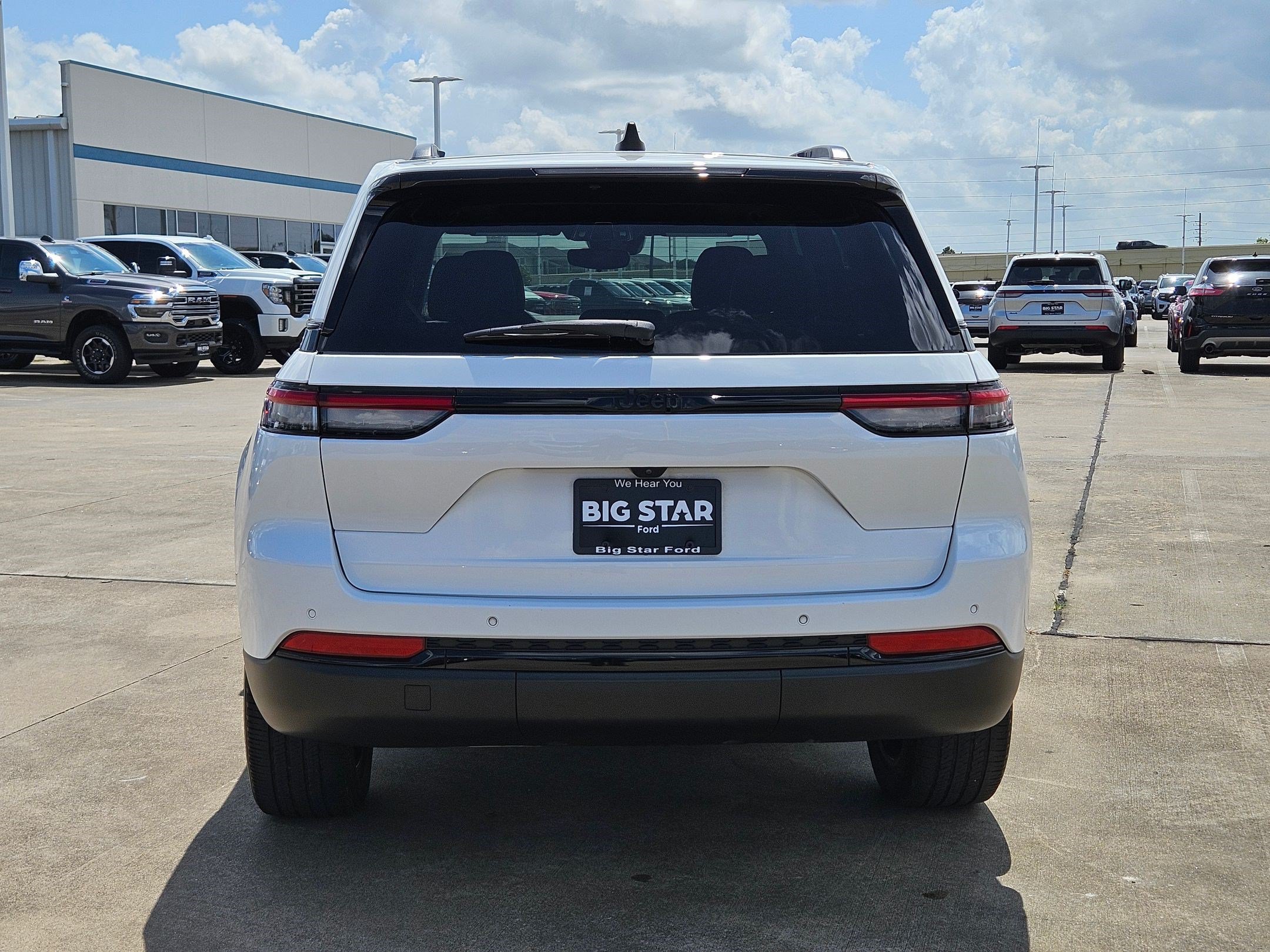 Used 2023 Jeep Grand Cherokee Altitude RWD image 6