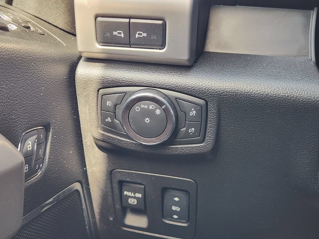 Certified 2018 Ford F150 Platinum w/ Equipment Group 701A Luxury RWD image 21