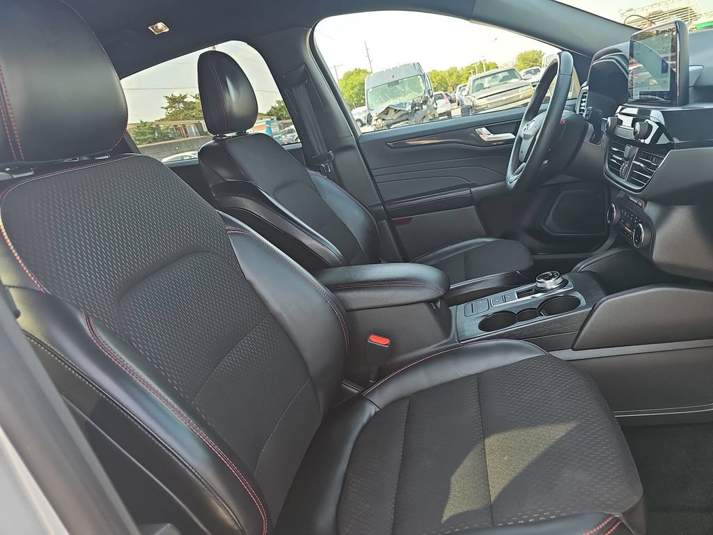Certified 2025 Ford Escape ST-Line Select AWD/4WD image 10