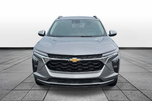 Used 2025 Chevrolet Trax LT w/ LT Convenience Package FWD image 2