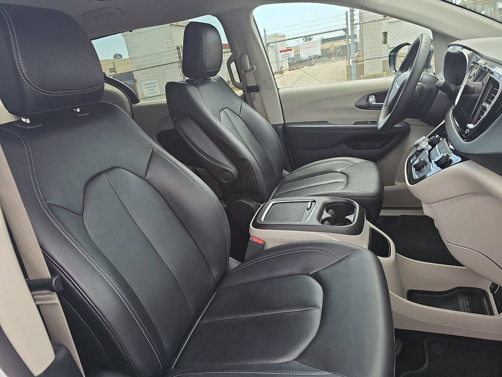 Used 2024 Chrysler Pacifica Touring-L FWD image 10