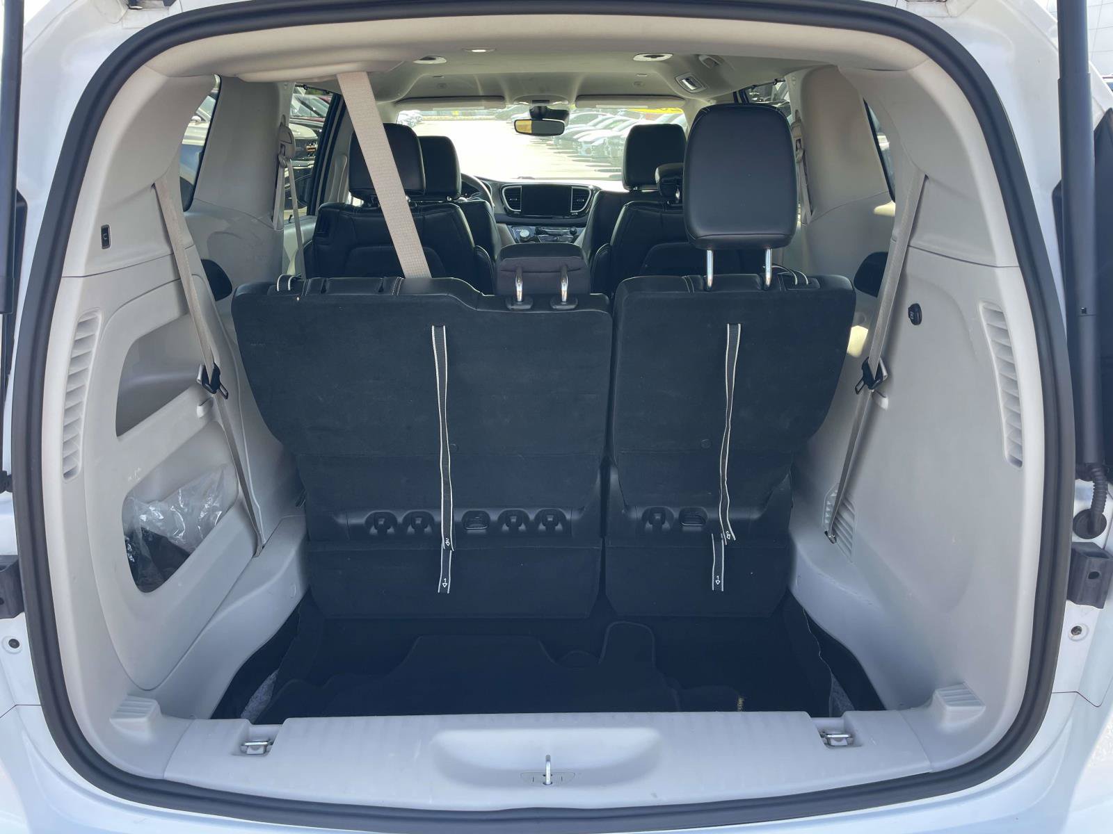 Used 2024 Chrysler Pacifica Touring-L FWD image 8