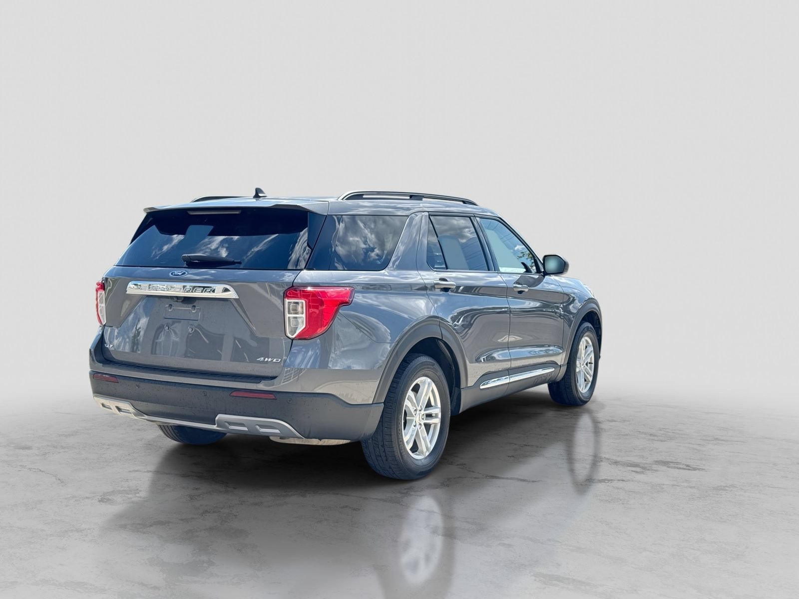 Certified 2022 Ford Explorer XLT w/ Equipment Group 202A AWD/4WD image 8