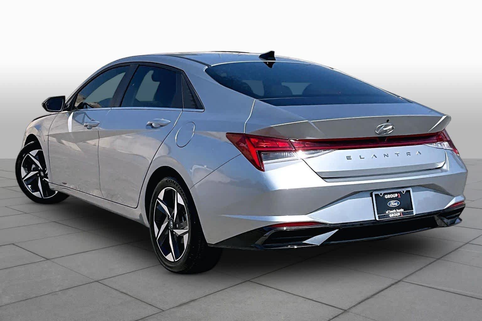Used 2022 Hyundai Elantra SEL w/ Convenience + Premium Package FWD image 12