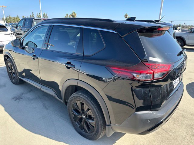 Used 2023 Nissan Rogue SV w/ SV Premium B Package FWD image 2