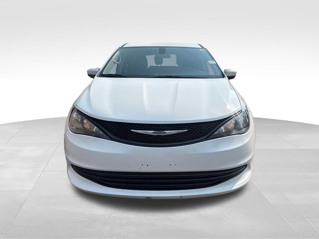Used 2020 Chrysler Voyager L FWD image 2