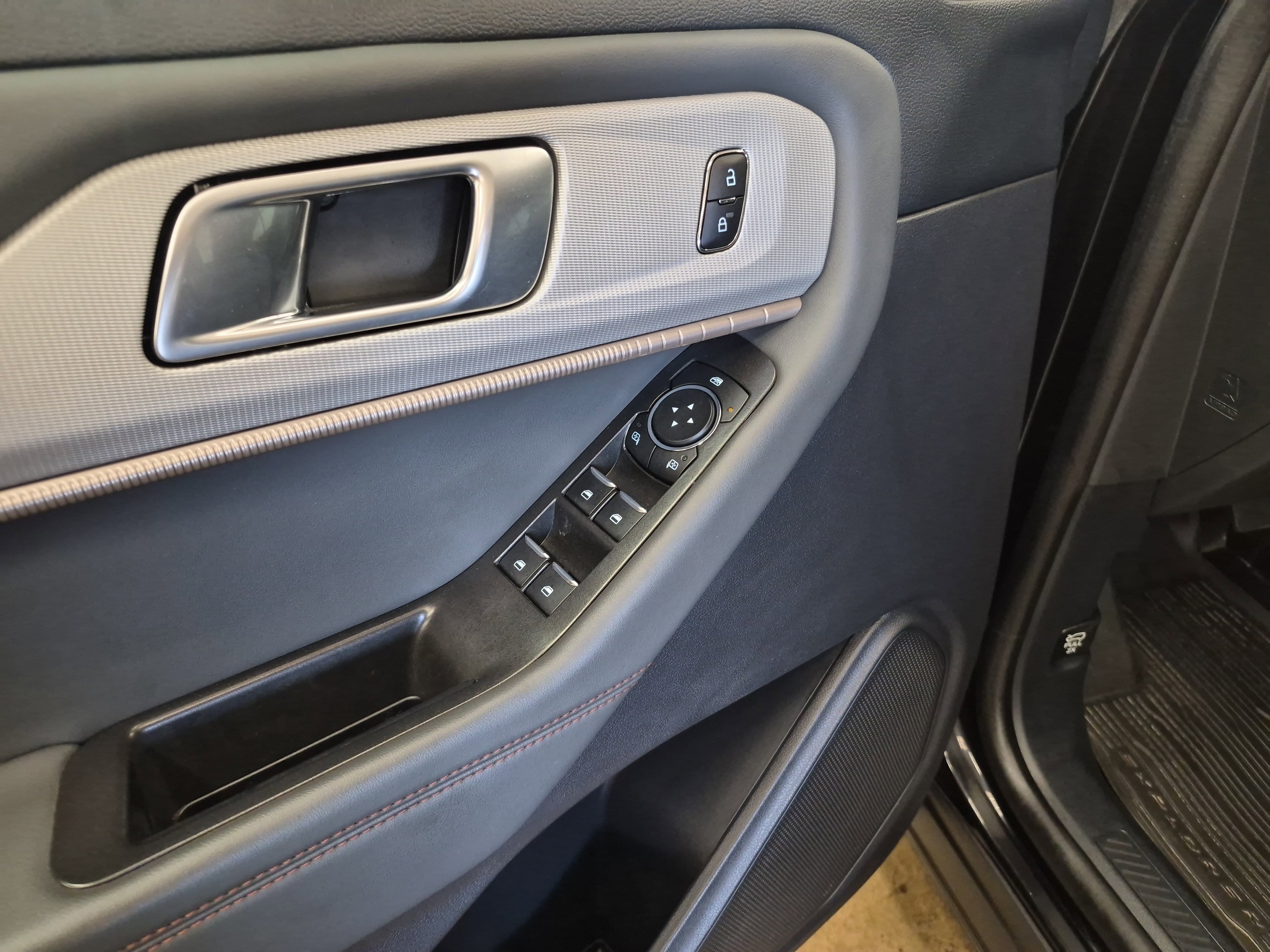 Certified 2025 Ford Explorer Active image 9