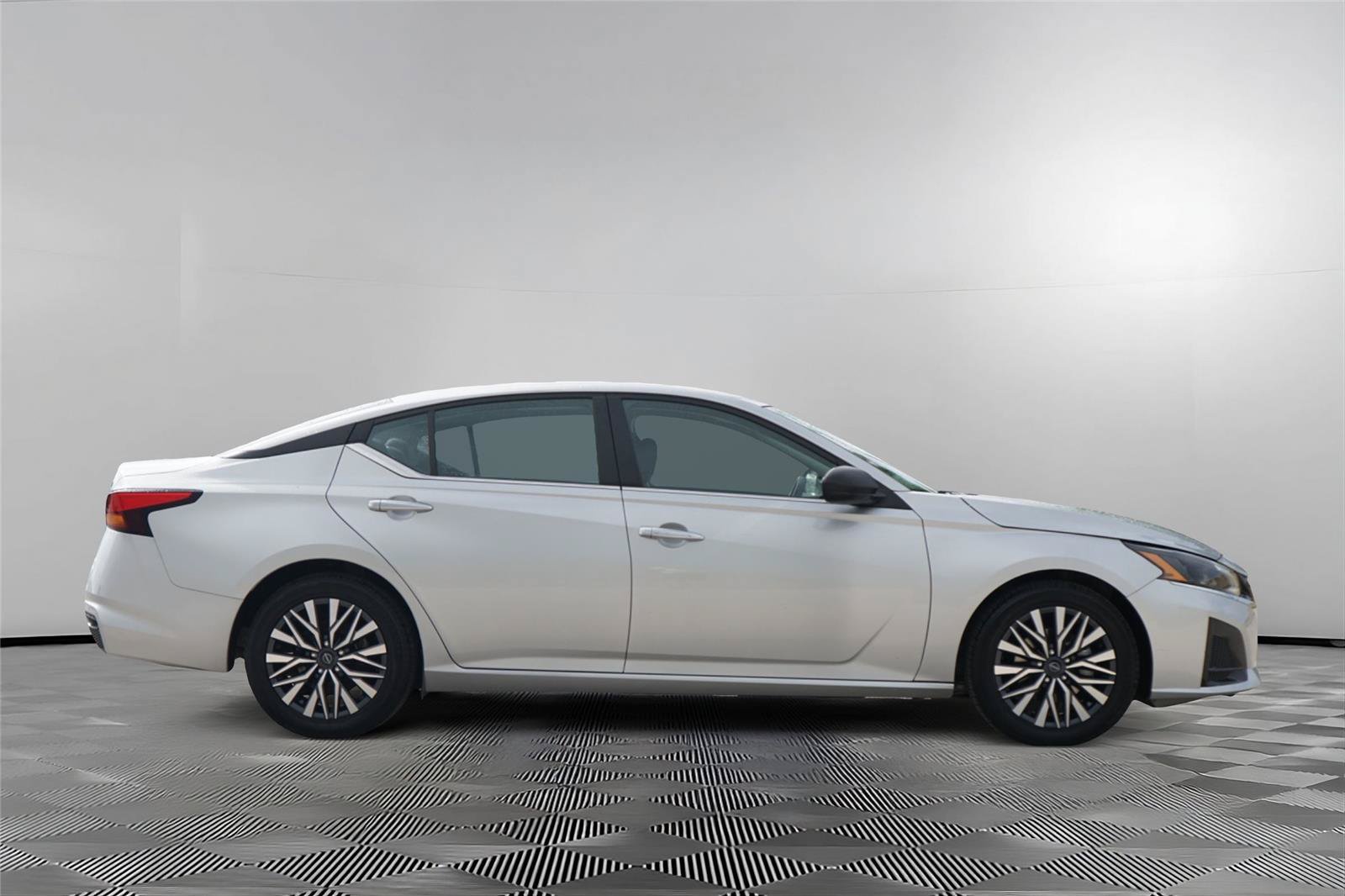 Used 2024 Nissan Altima 2.5 SV FWD image 4