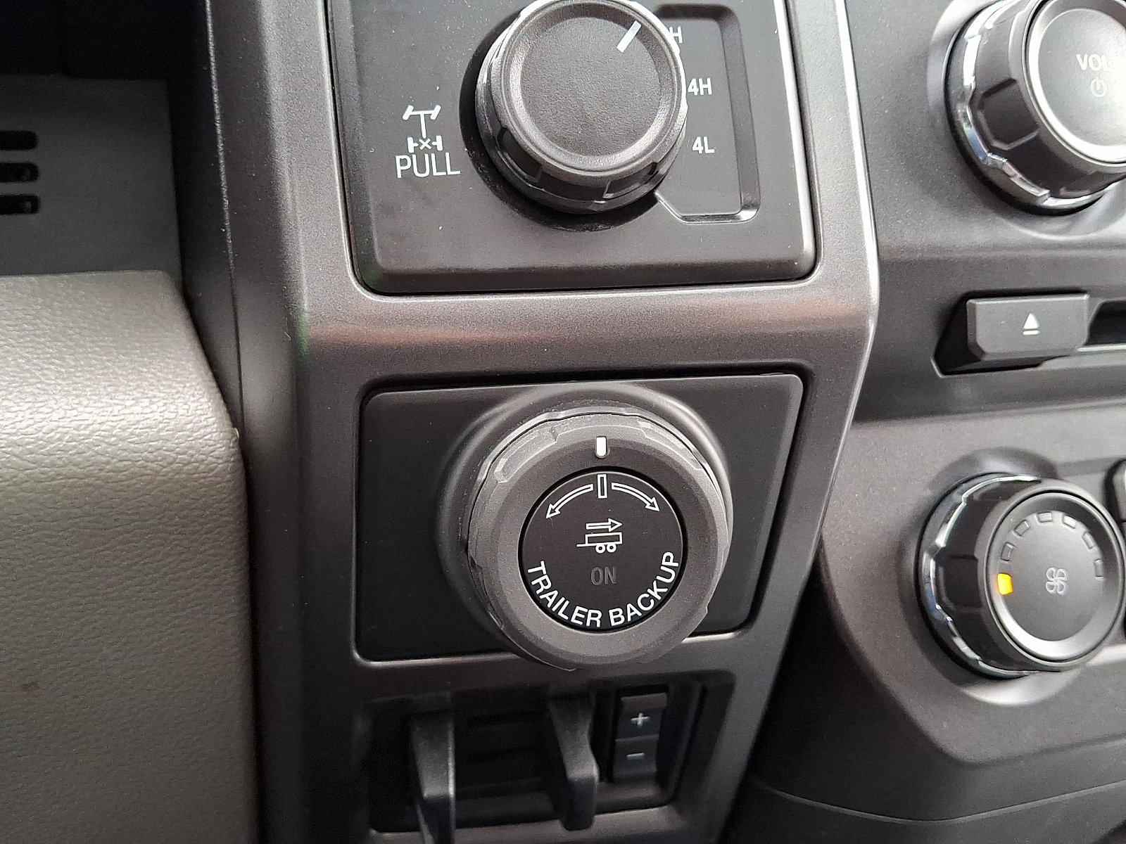 Certified 2018 Ford F150 XLT w/ Equipment Group 302A Luxury AWD/4WD image 26