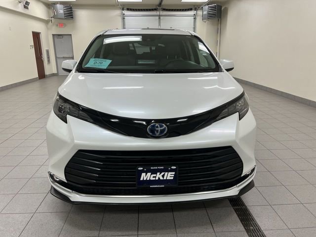 Used 2024 Toyota Sienna XLE image 4