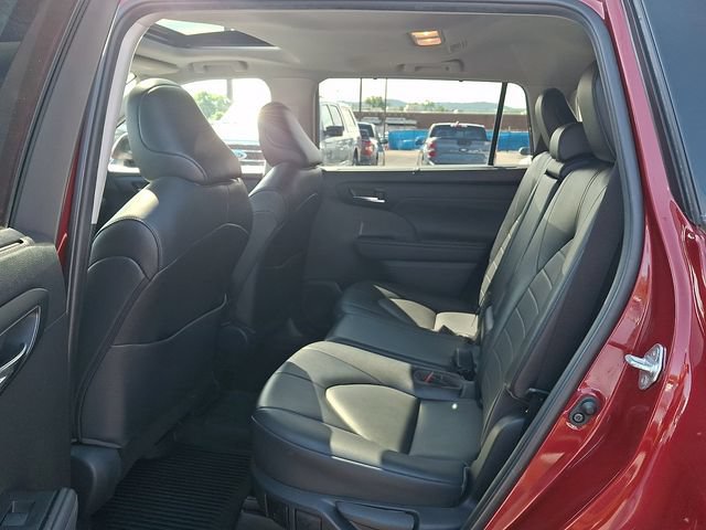 Used 2022 Toyota Highlander XLE AWD/4WD image 10