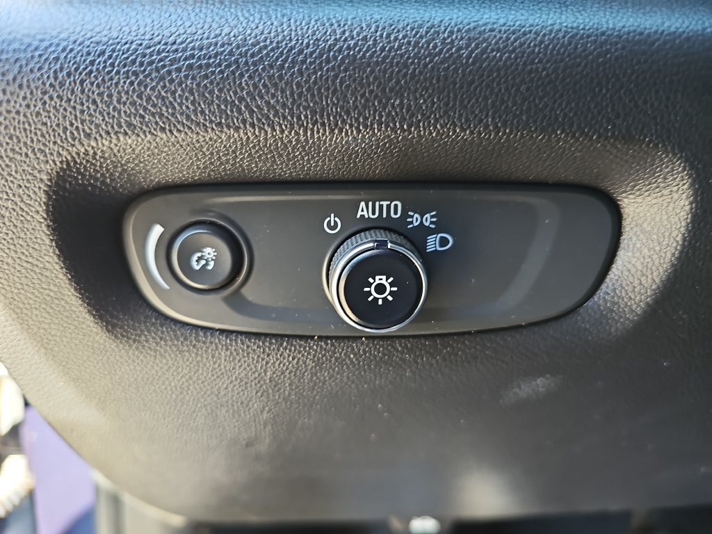 Used 2023 Chevrolet Traverse LT FWD image 24