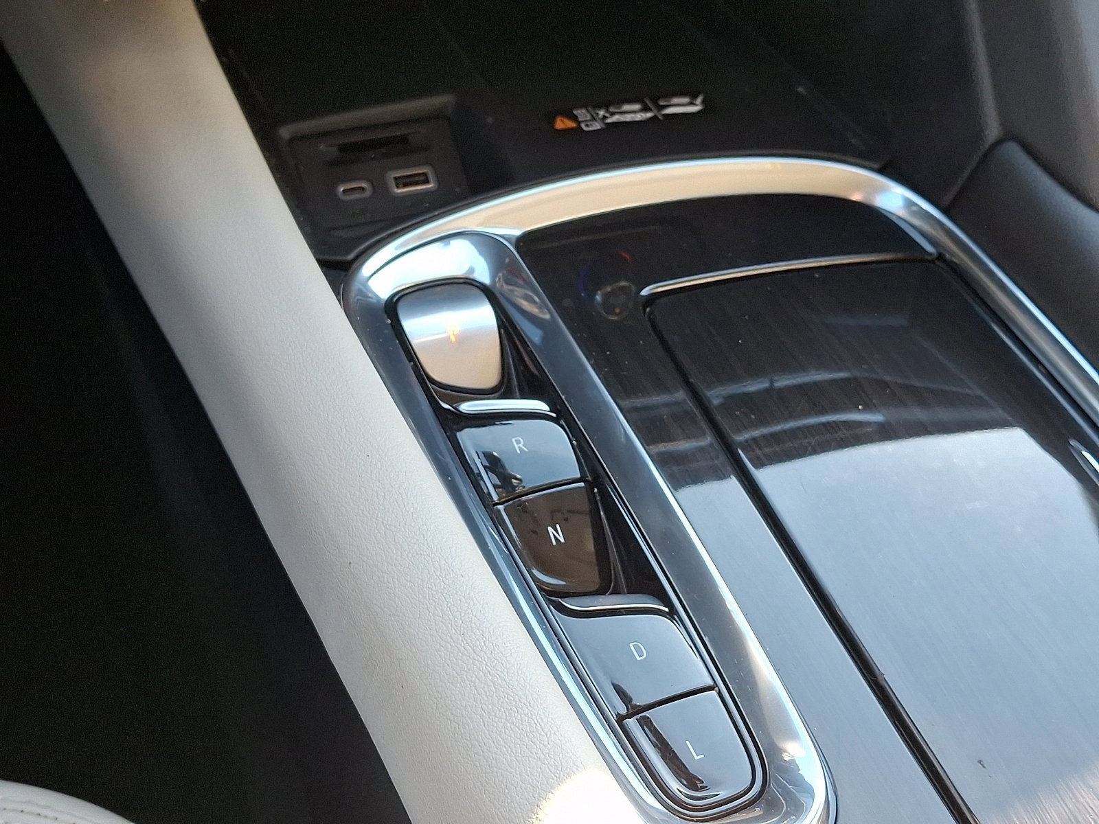 Used 2023 Buick Enclave Essence image 21