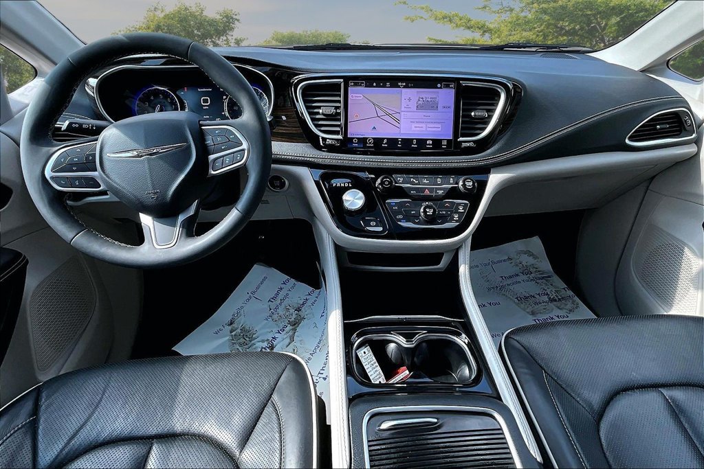 Used 2023 Chrysler Pacifica Limited FWD image 16