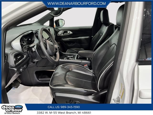 Used 2025 Chrysler Pacifica Limited FWD image 9