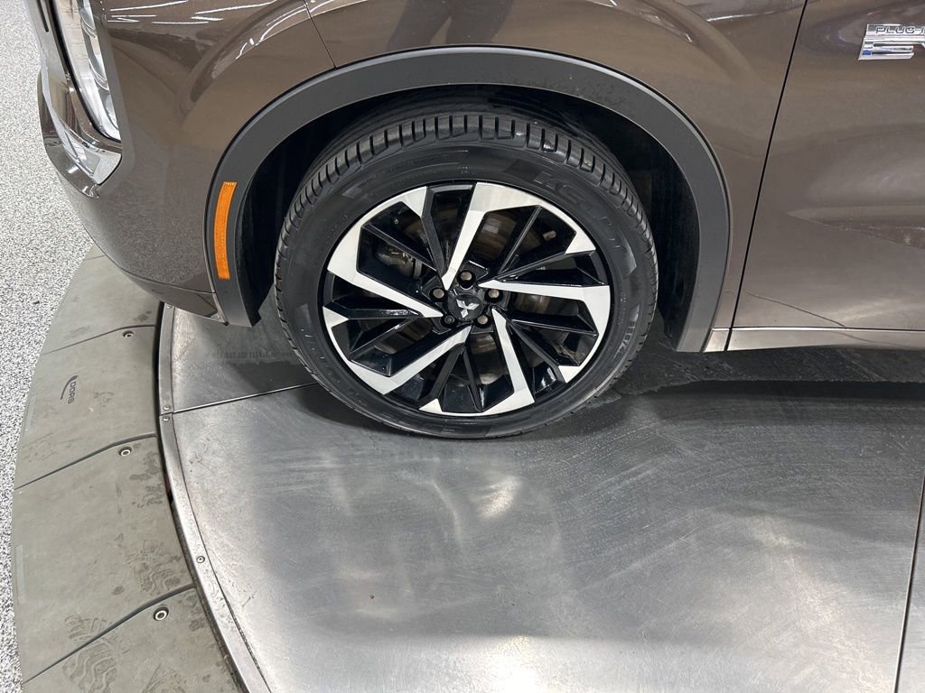 Used 2023 Mitsubishi Outlander 4WD Plug-In Hybrid image 33