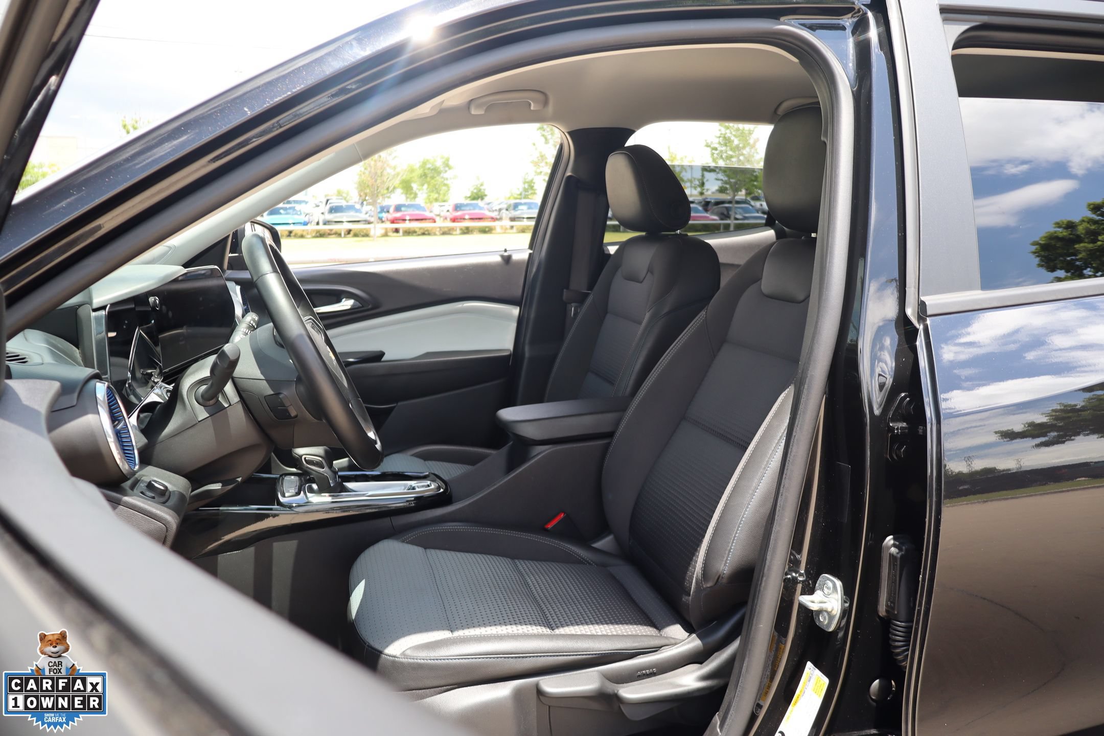 Used 2025 Chevrolet Trax LT w/ LT Convenience Package FWD image 11