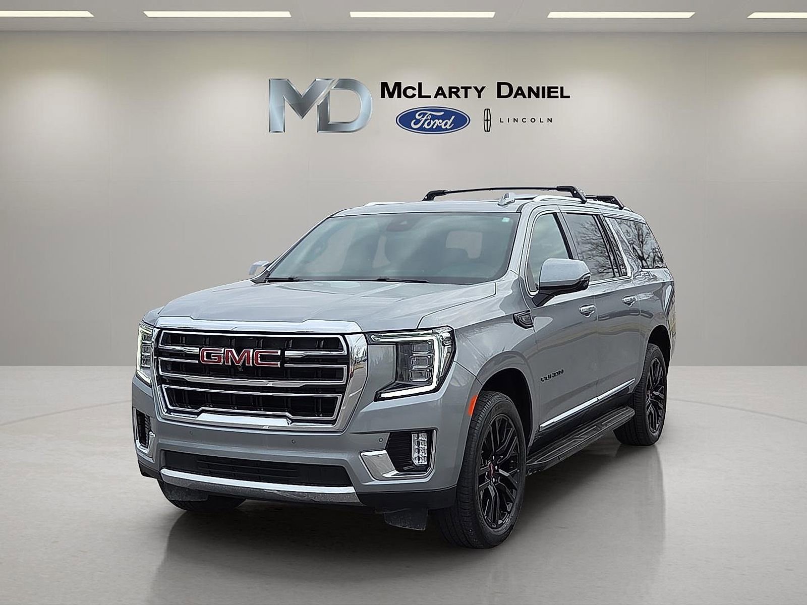 Used 2023 GMC Yukon XL SLT w/ SLT Premium Package image 2