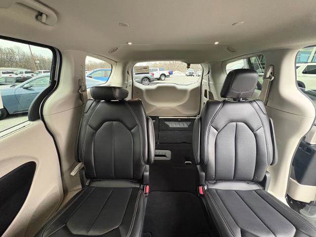 Used 2024 Chrysler Pacifica Touring-L image 32