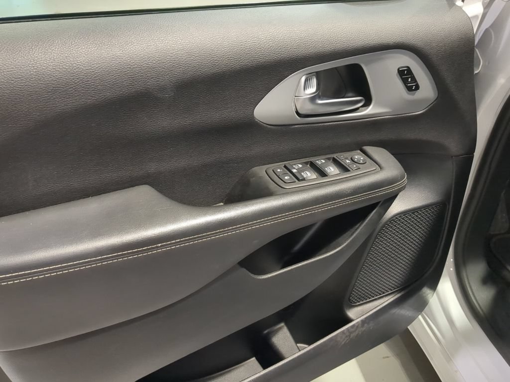 Used 2025 Chrysler Pacifica Limited FWD image 16