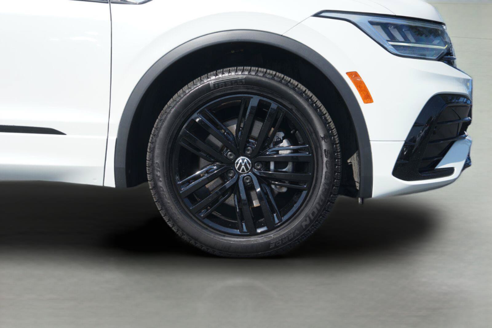 Used 2022 Volkswagen Tiguan SE R-Line FWD image 4