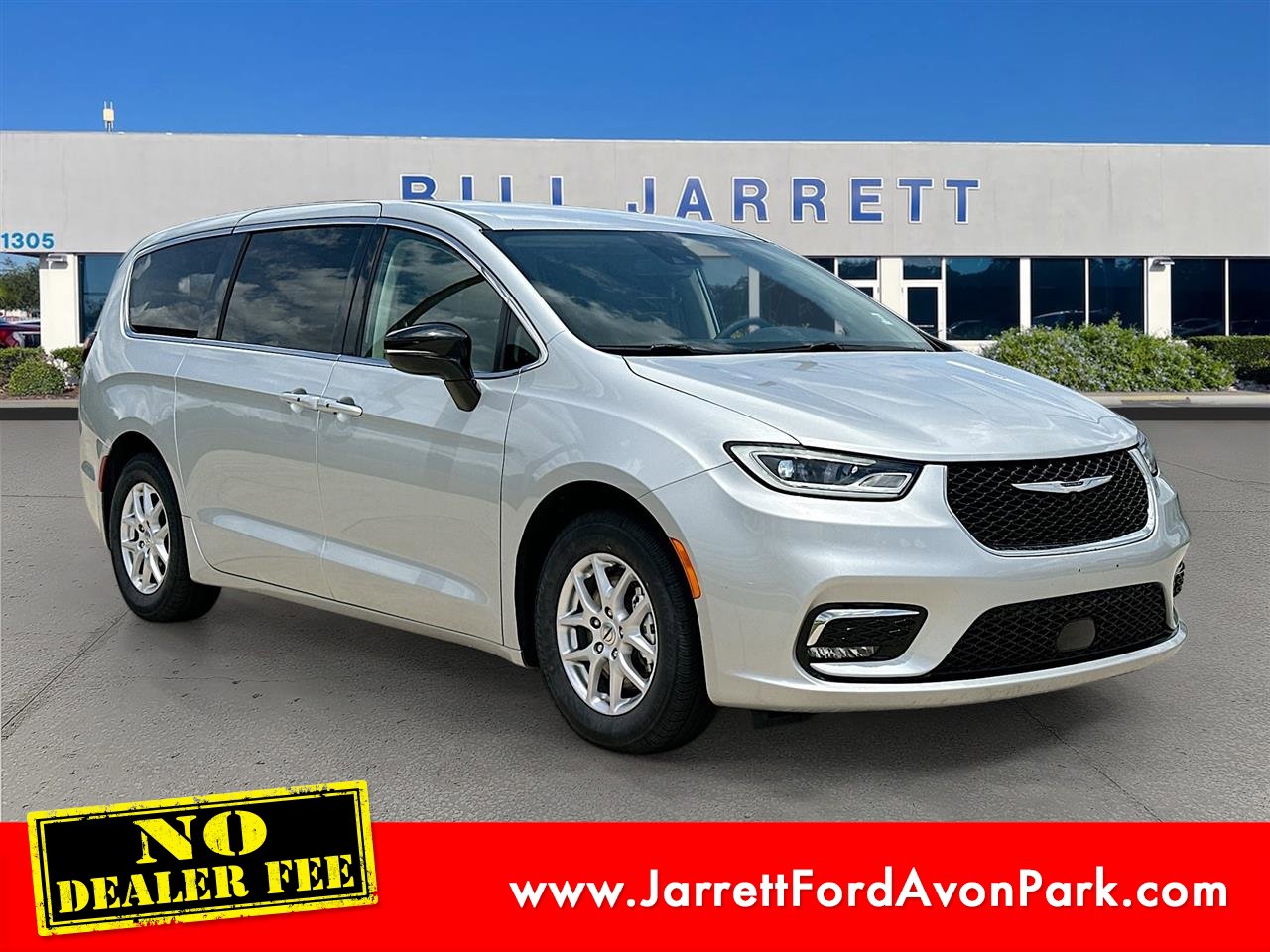 Used 2024 Chrysler Pacifica Touring-L FWD image 1