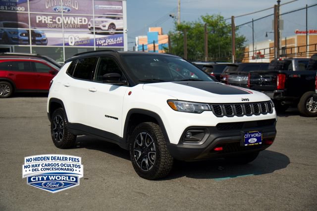 Used 2025 Jeep Compass Trailhawk AWD/4WD image 3