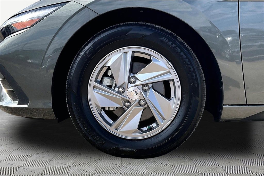 Used 2025 Hyundai Elantra SE w/ Cargo Package image 9