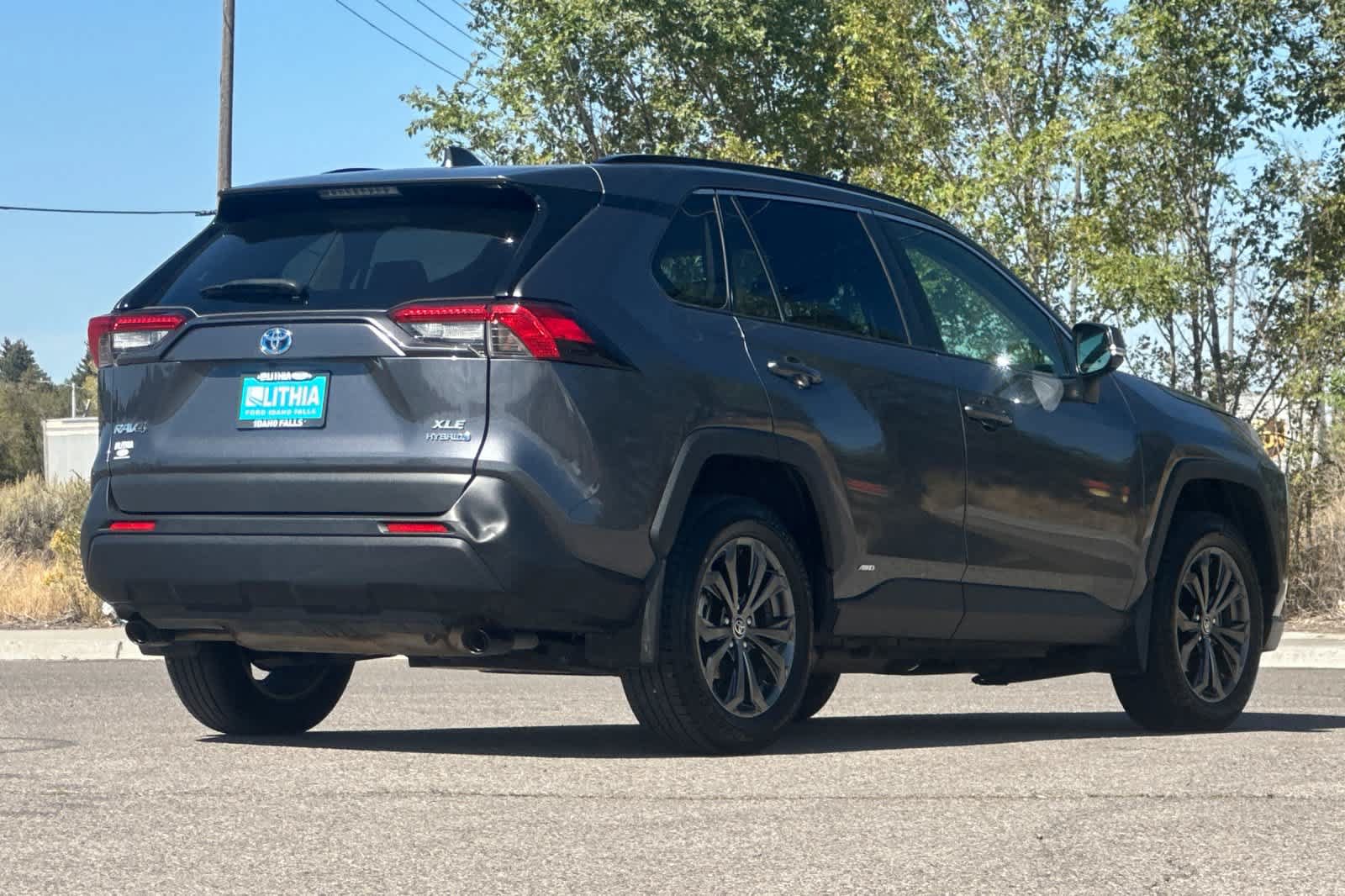 Used 2022 Toyota RAV4 XLE Premium AWD/4WD image 2