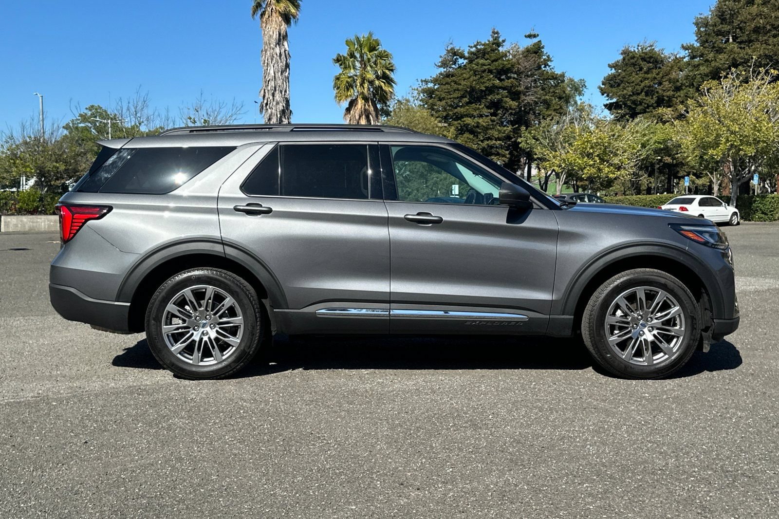 Certified 2025 Ford Explorer Active w/ Active Comfort Package AWD/4WD image 2