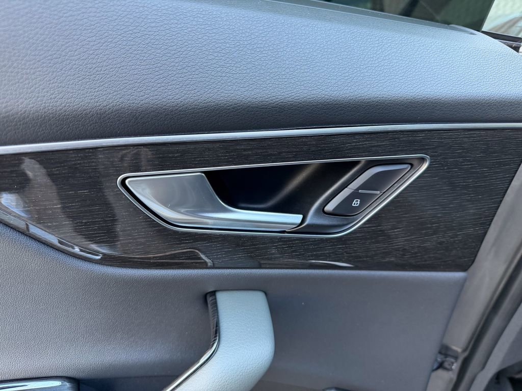 Used 2019 Audi Q8 Prestige w/ Towing Package image 23