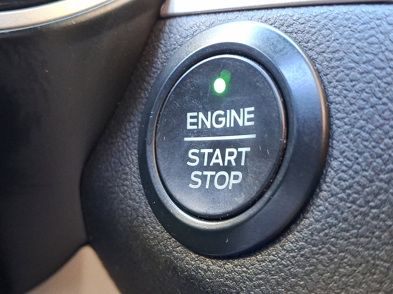 Certified 2020 Ford Escape SE image 33