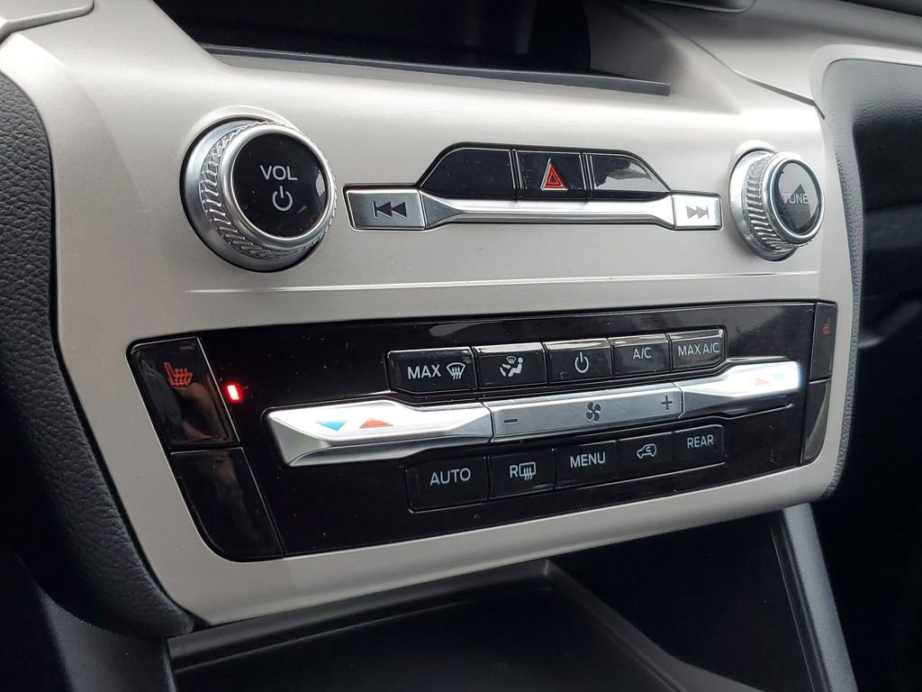 Certified 2023 Ford Explorer XLT w/ Class IV Trailer Tow Package image 27