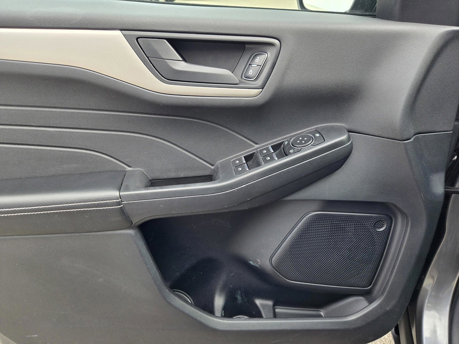 Certified 2022 Ford Escape SE w/ SE Sport Appearance Package image 18