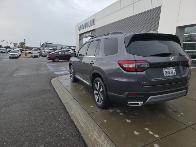 Used 2025 Honda Pilot Touring image 3