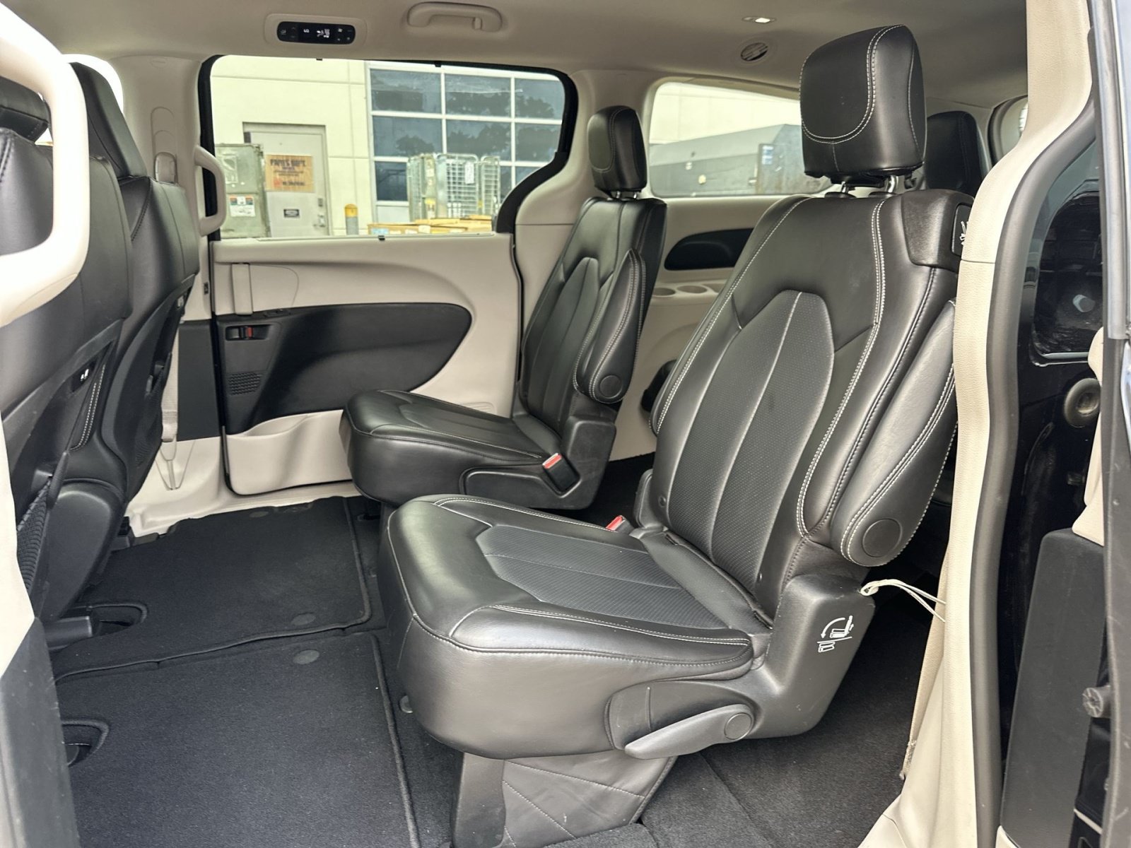 Used 2024 Chrysler Pacifica Touring-L FWD image 25