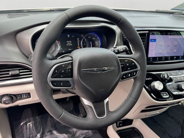 Used 2024 Chrysler Pacifica Touring-L FWD image 16