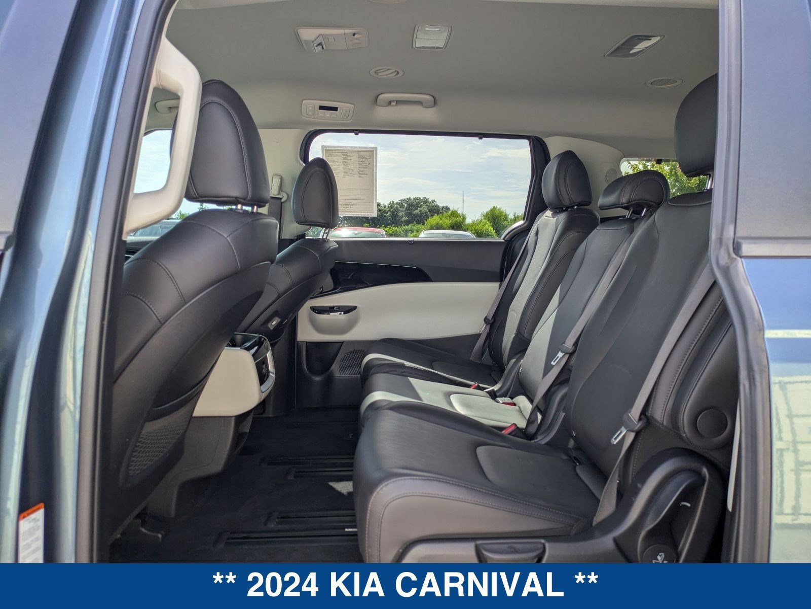 Used 2024 Kia Carnival EX FWD image 16