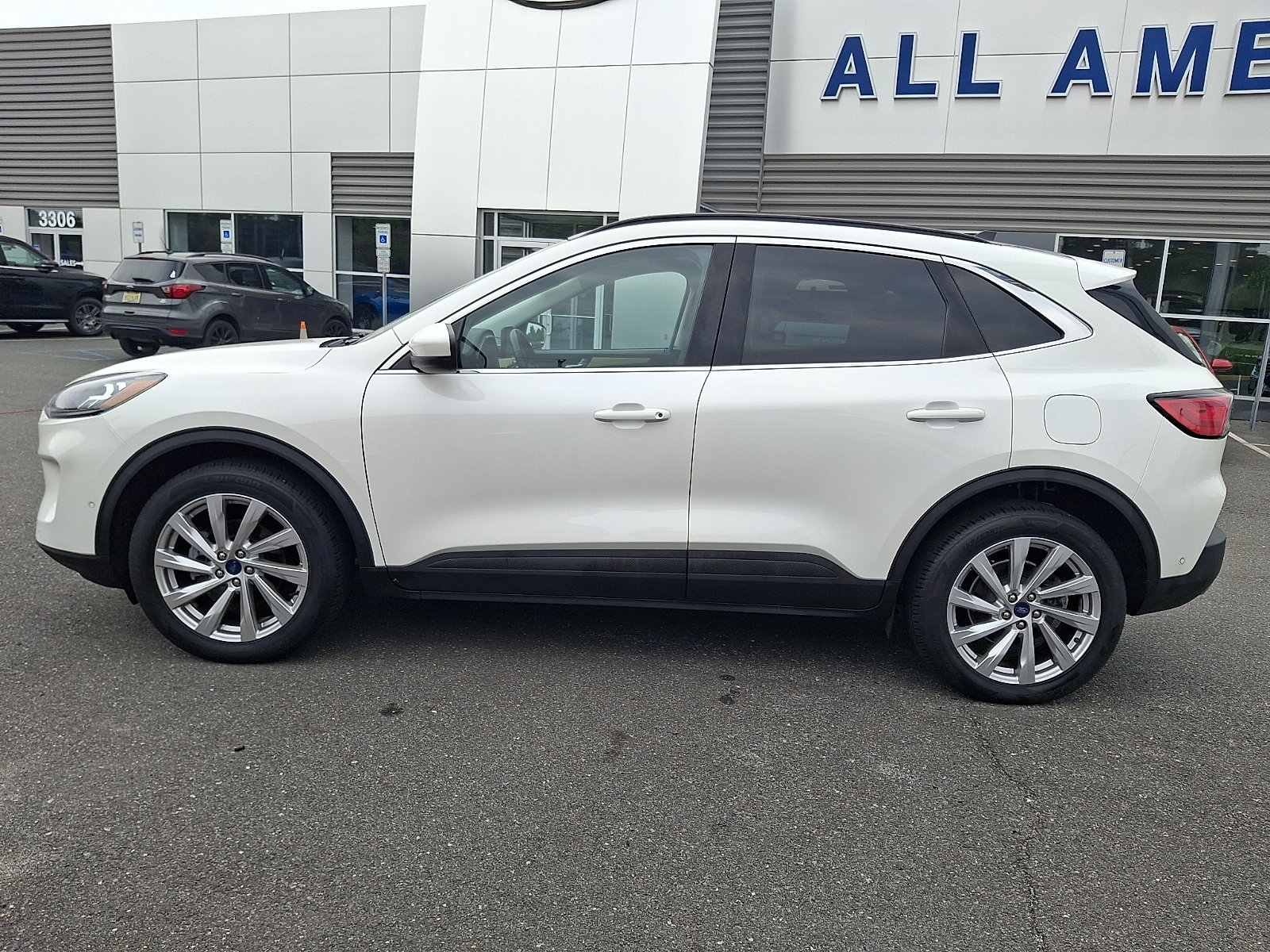 Certified 2022 Ford Escape Titanium w/ Titanium Elite Package AWD/4WD image 6