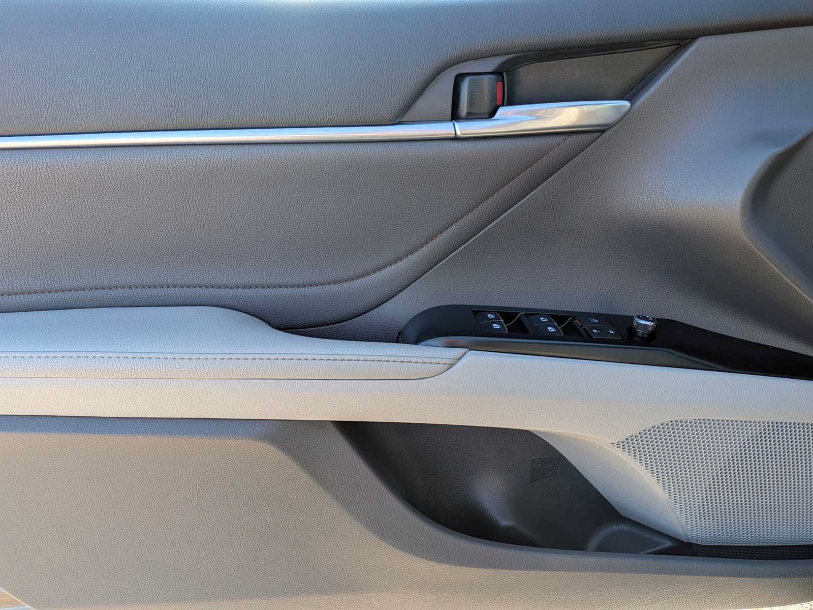 Used 2018 Toyota Camry XLE FWD image 14
