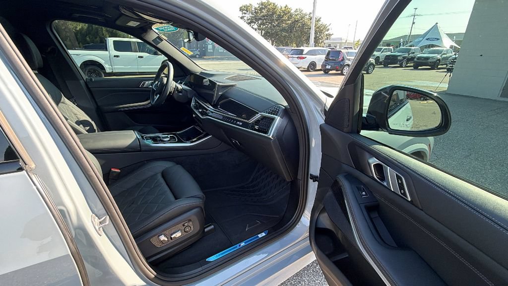 Used 2025 BMW X5 xDrive40i w/ M Sport Package AWD/4WD image 27