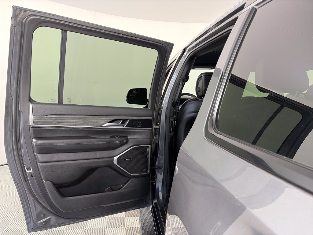 Used 2024 Jeep Wagoneer L Series II AWD/4WD image 12
