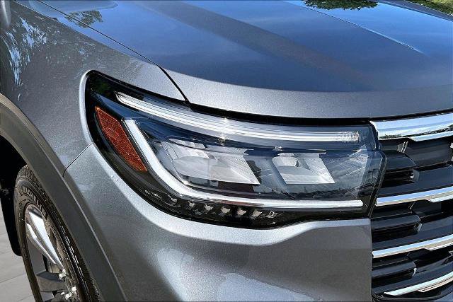 Certified 2025 Ford Explorer Active w/ Active Comfort Package AWD/4WD image 30