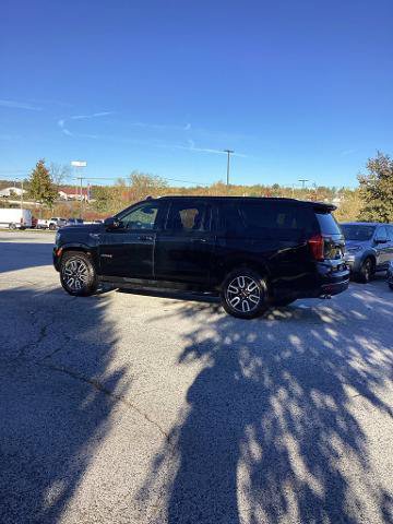 Used 2024 GMC Yukon XL AT4 w/ Technology Package AWD/4WD image 3