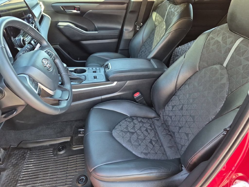 Used 2024 Toyota Highlander XLE AWD/4WD image 17