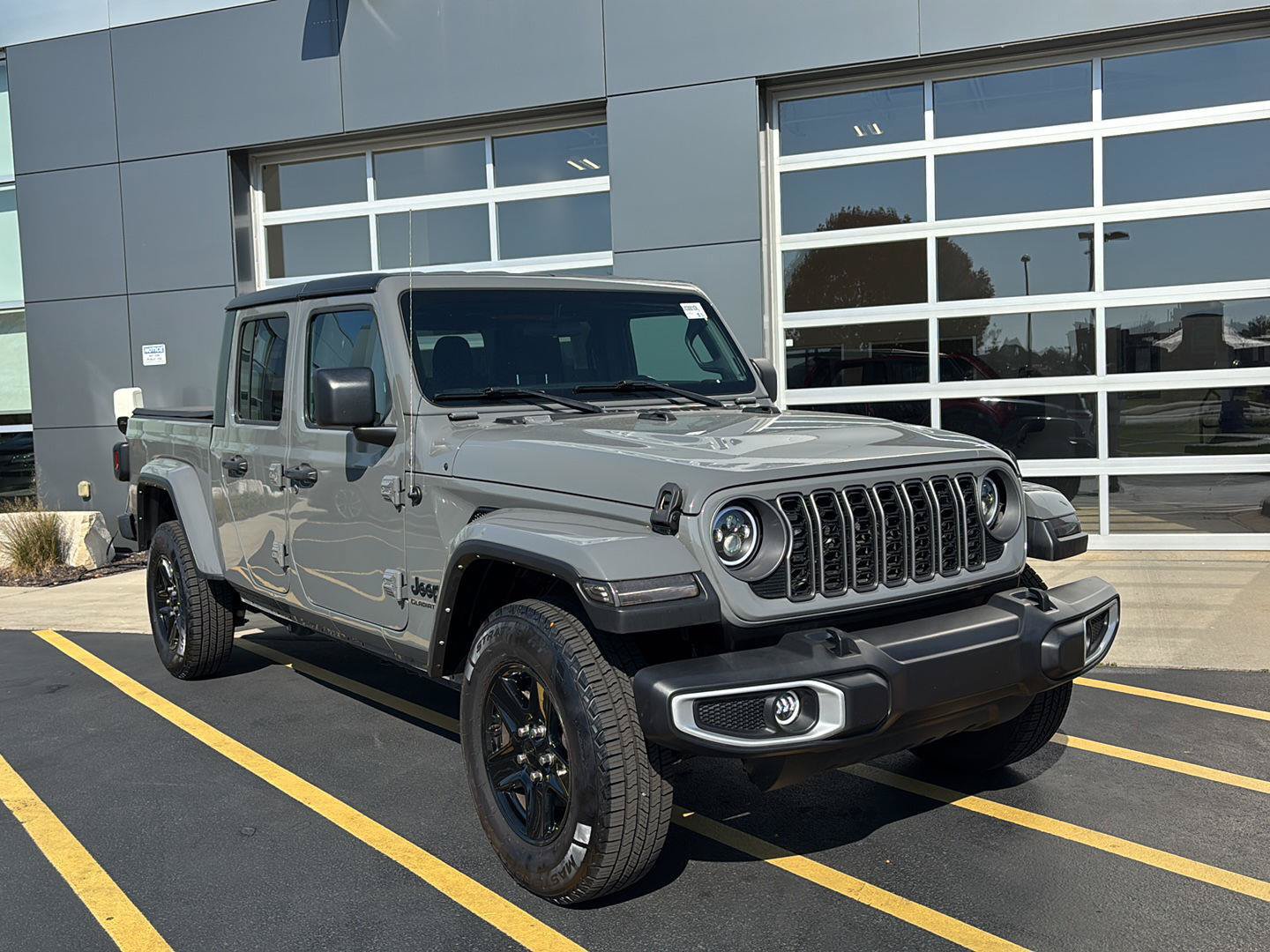 Used 2021 Jeep Gladiator Sport AWD/4WD image 4