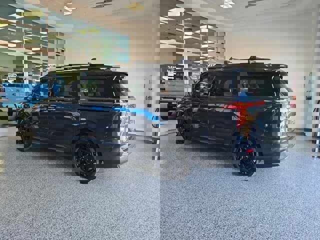 Used 2025 Kia Carnival SX Prestige image 3